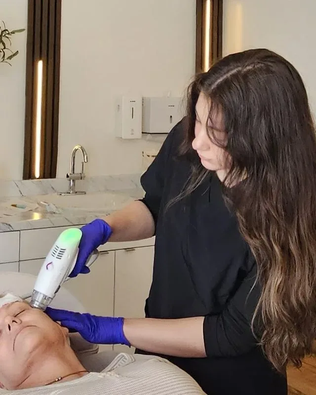 RN performing RF microneedling treatment